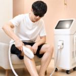 セルフ光脱毛器を自分のすねに当てる男性